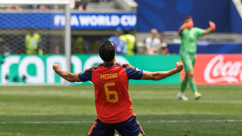 Pemain Spanyol Merino selebrasi usai cetak gol
