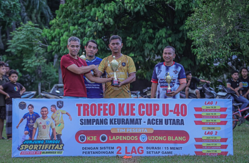 Penyerahan trofi juara Trofeo KJE Cup U-40 Simpang Keuramat
