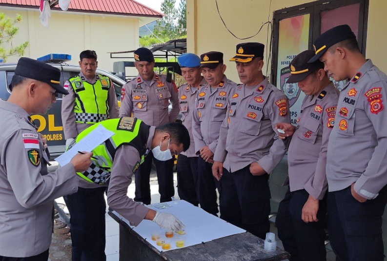 Personel Polres Bener Meriah tes urine naik pangkat1