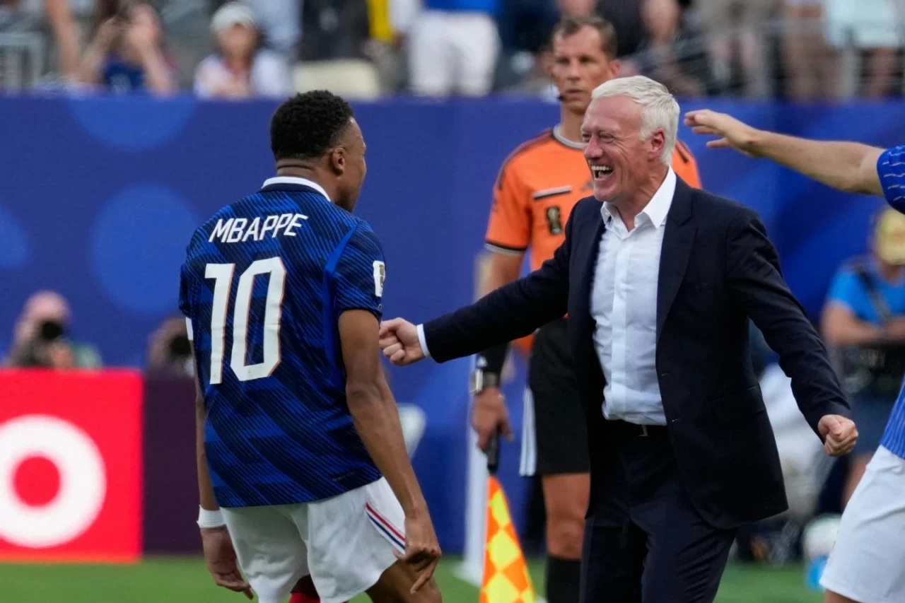 Selebrasi Mbappe usai cetak gol ke gawang Swedia
