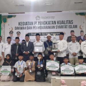 Wabup Aceh Tengah foto bersama para juara lomba
