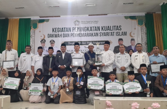 Wabup Aceh Tengah foto bersama para juara lomba