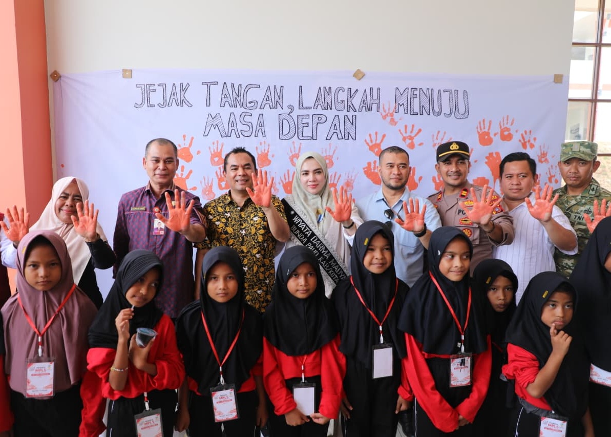 Wali Kota Sayuti foto bersama jejak tangan menuju masa depan