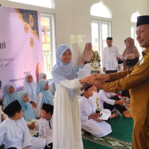 penyerahan hadiah pemenang lomba di Meunasah Al Muttaqin
