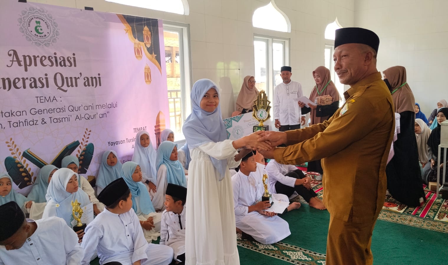 penyerahan hadiah pemenang lomba di Meunasah Al Muttaqin