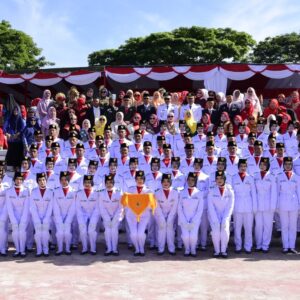Bupati Haili foto bersama Paskibraka usai HUT RI 81