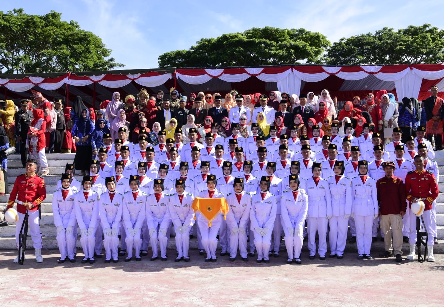 Bupati Haili foto bersama Paskibraka usai HUT RI 81