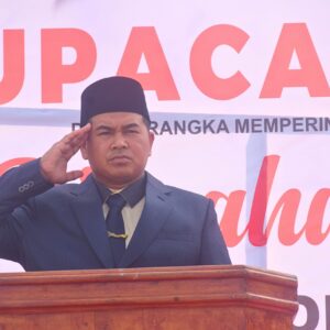 Direktur Pesantren Misbahul Ulum saat upacara HUT 81 RI