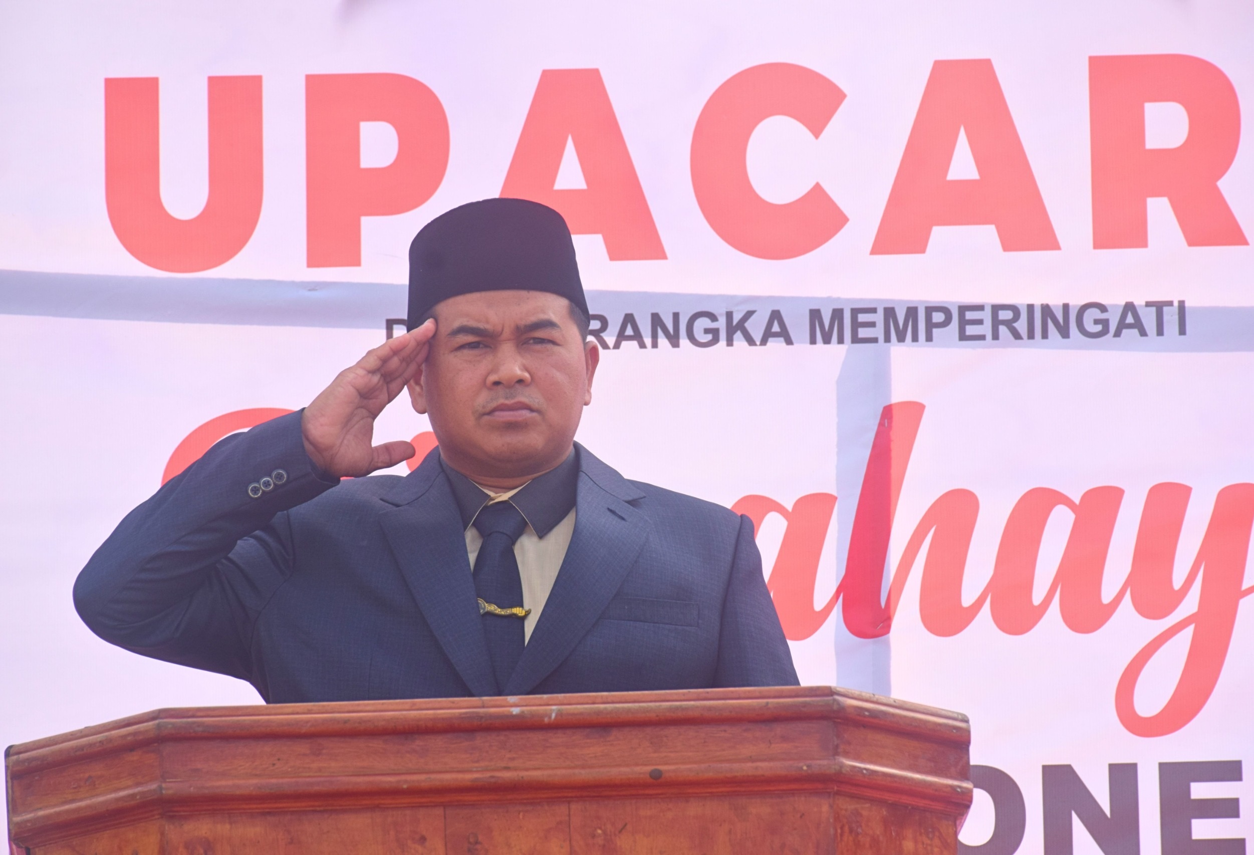Direktur Pesantren Misbahul Ulum saat upacara HUT 81 RI