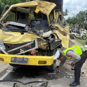 Dump truk rusak akibat tabrak Fuso Aceh Utara