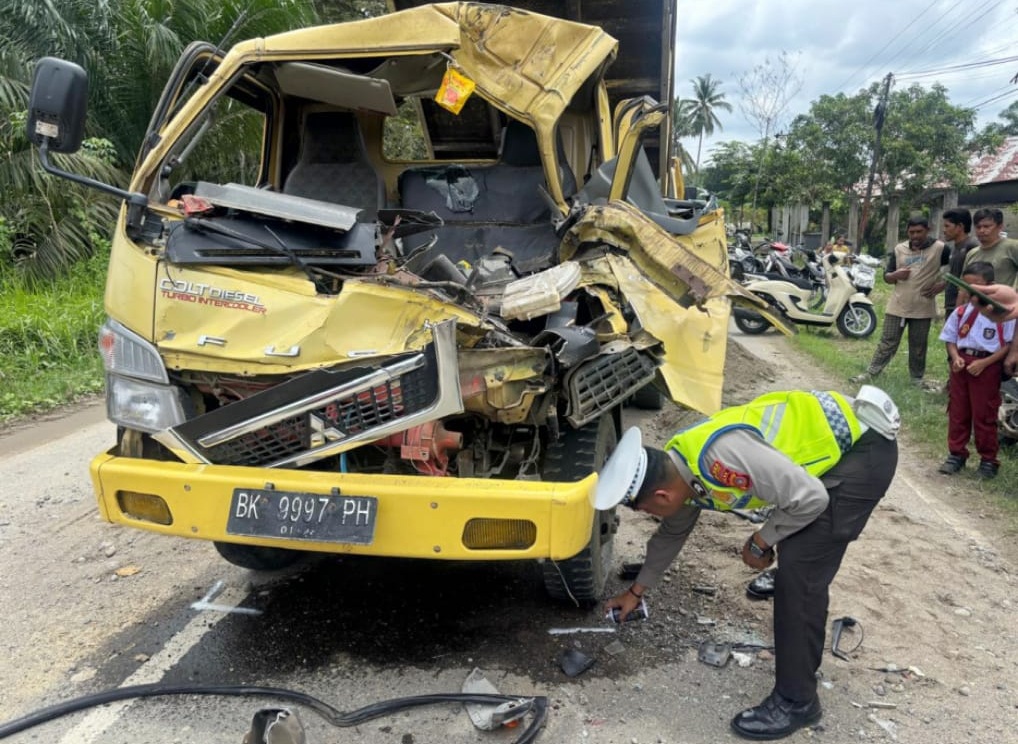 Dump truk rusak akibat tabrak Fuso Aceh Utara