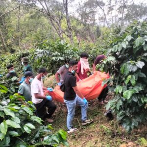 Evakuasi jasad Nasruddin di kebun kopi