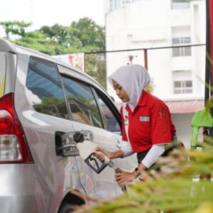 Ilustrasi petugas SPBU layani konsumen