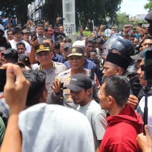 Kapolda Aceh Ruddi berdialog dengan massa usai kerivuhan HDA