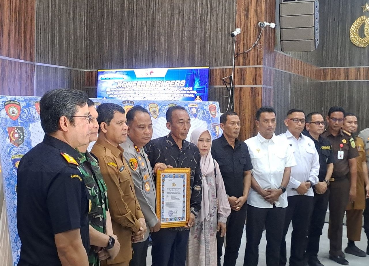 Kapolda Aceh penghargaan kepada almarhum Pratu Galuh Nugraha