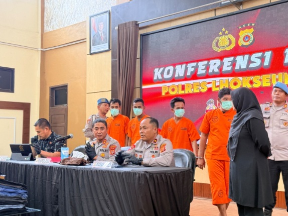 Kapolres Lhokseumawe konferensi pers kassu pencurian pakain