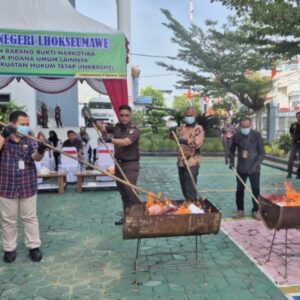 Kejari Lhokseumawe musnahkan BB tindak pidana inkrah
