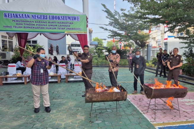 Kejari Lhokseumawe musnahkan BB tindak pidana inkrah