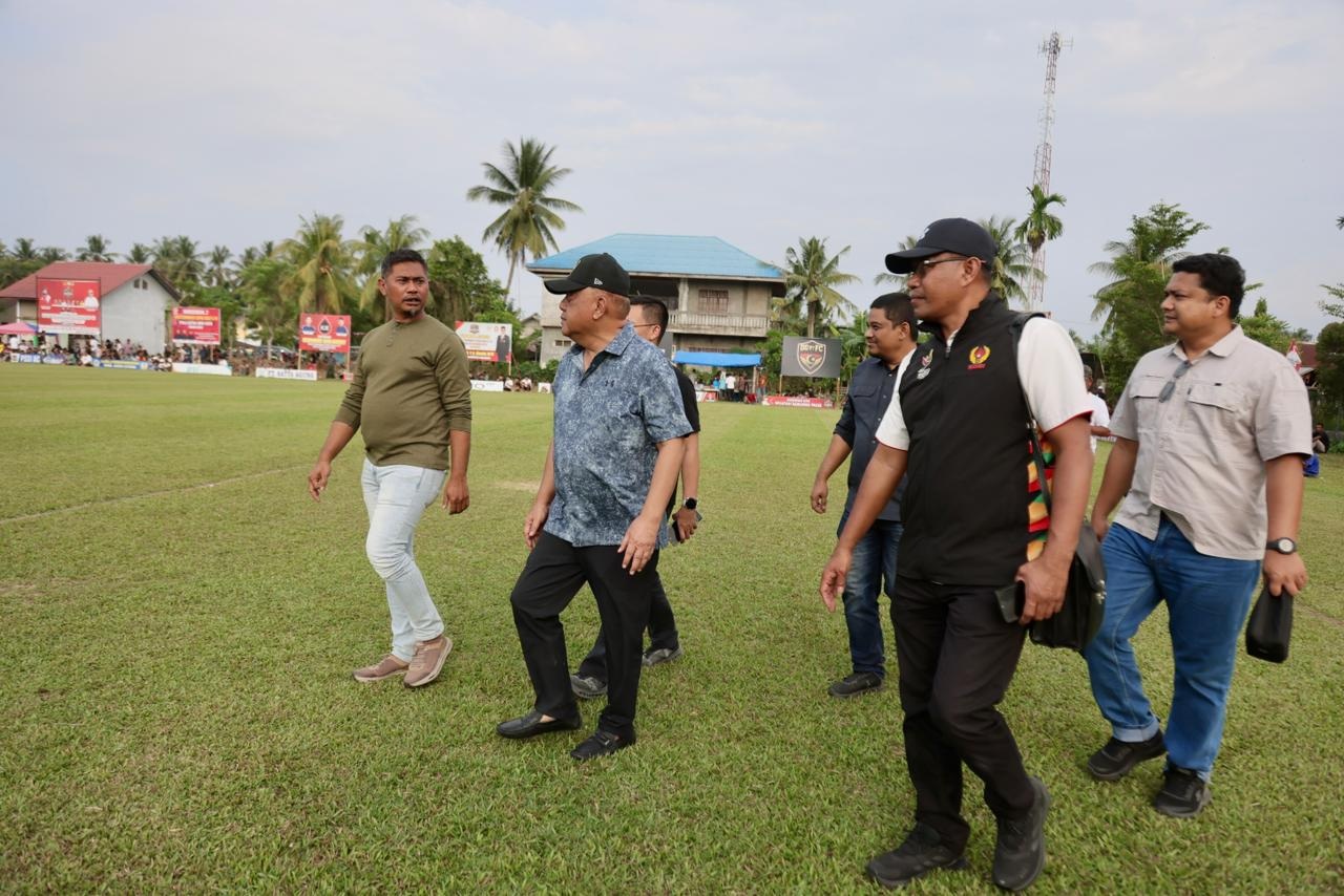 Ketum KONI Pusat tinjau lapangan sepak bola Simpang Keuramat