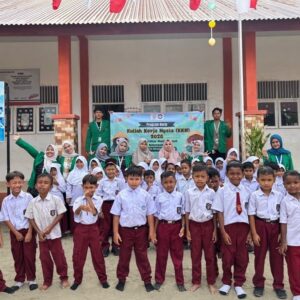 Mahasiswa KKN Unimal bersama siswa SDN7 Kuta Makmur