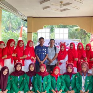 Mahasiswa KKN Unimal dan kader Posyandu Blang Crok