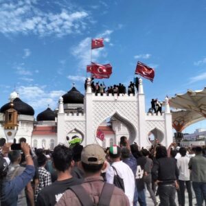 Massa kibarkan bendera Bulan Bintang di Masjid Raya Aceh