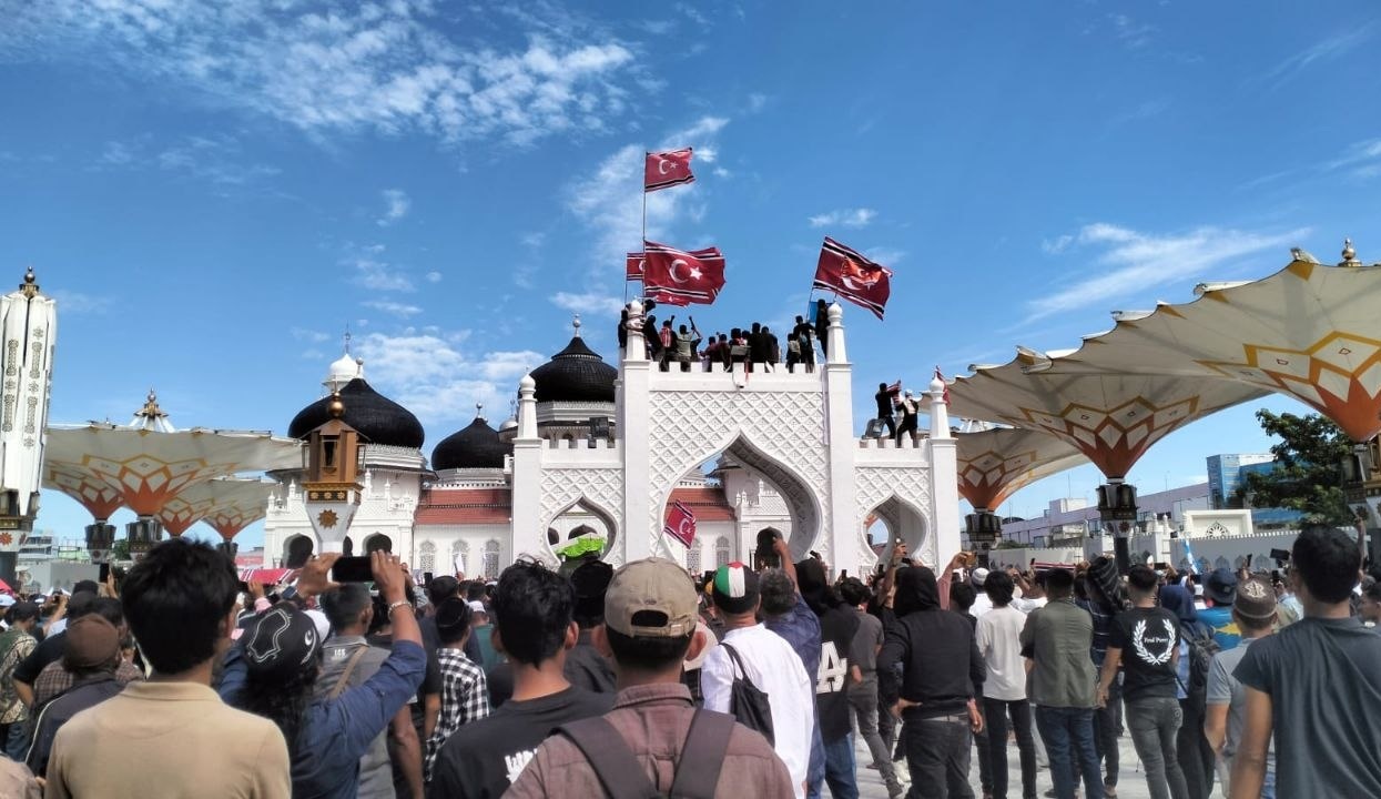 Massa kibarkan bendera Bulan Bintang di Masjid Raya Aceh