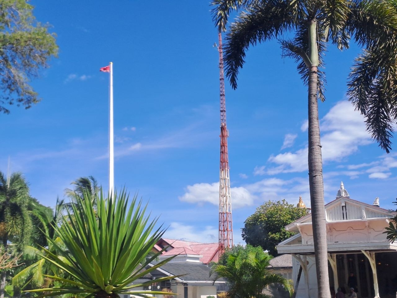 Massa kibarkan bendera bulan bintang di Pendopo Gubernur
