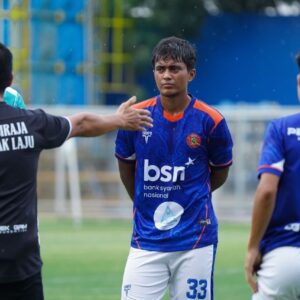 Pelatih Persiraja Jaya Hartono memimpin sesi latihan