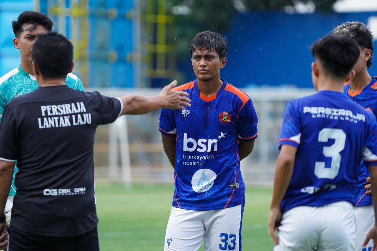 Pelatih Persiraja Jaya Hartono memimpin sesi latihan