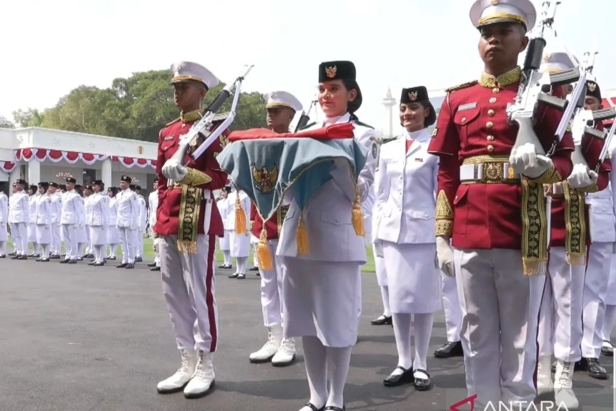 Pembawa baki bendera merah butih di Istana Merdeka