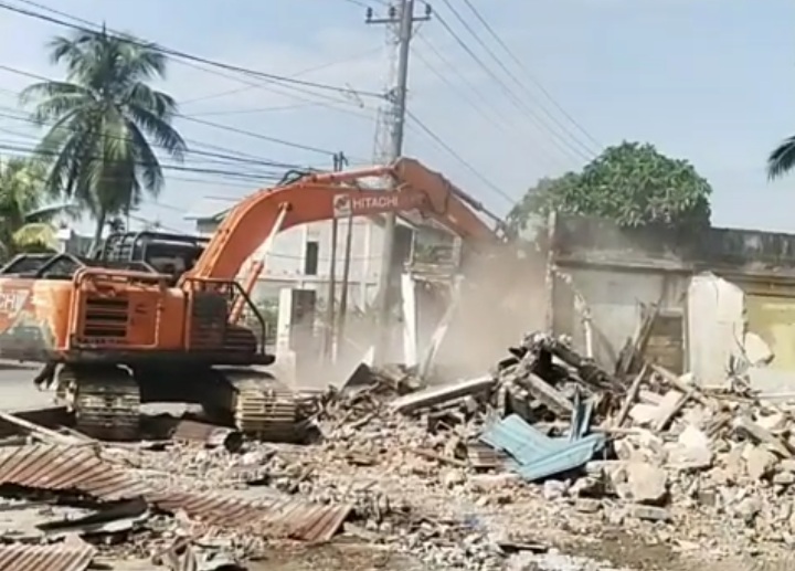 Pembongkaran kios milik PTPU di Keude Geudong
