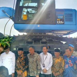Peusijuek ekskavator bantuan KKP saat penyerahan di Aceh Utara