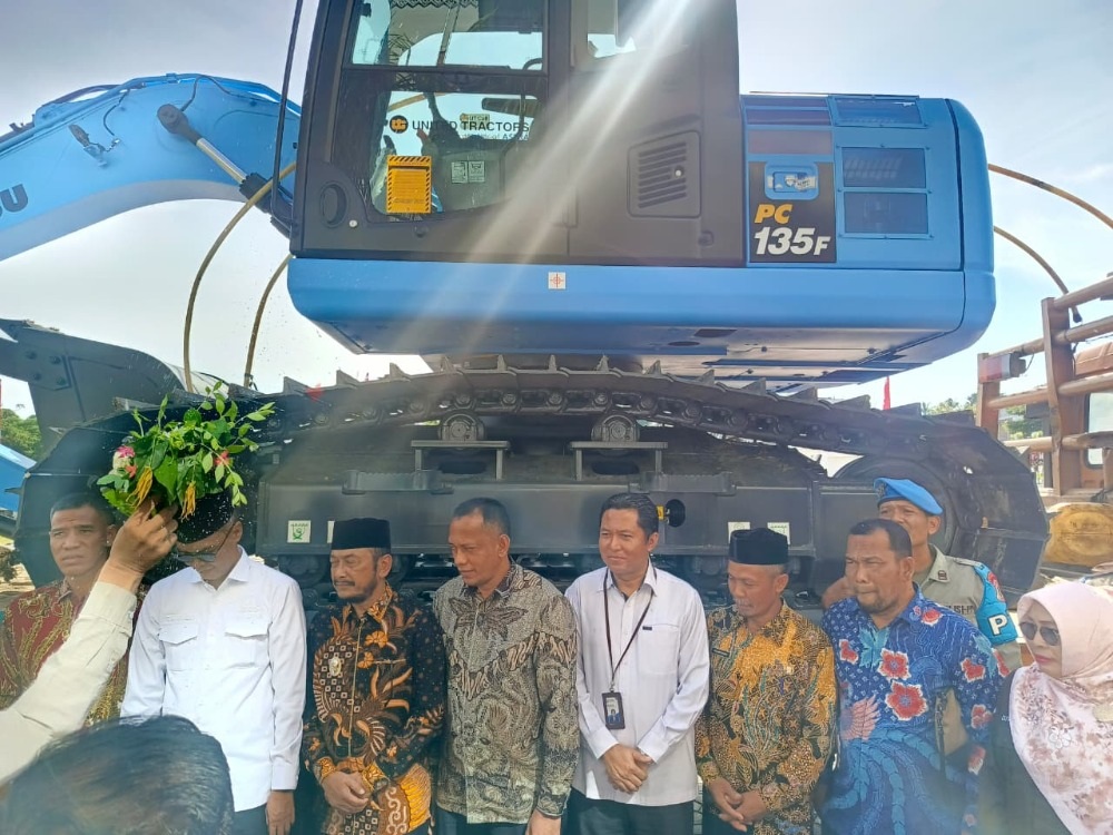 Peusijuek ekskavator bantuan KKP saat penyerahan di Aceh Utara