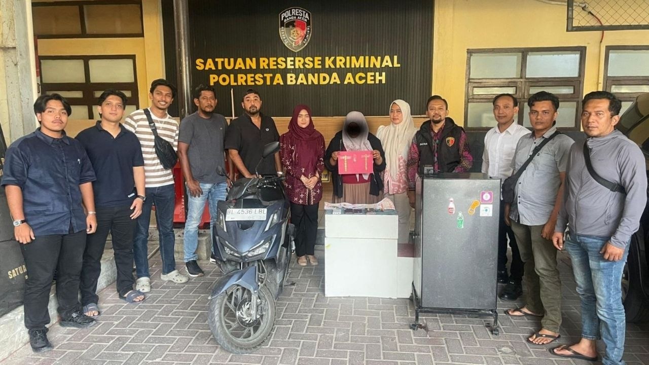 Polresta Banda perlihatkan tsk dan BB kasus curi emas