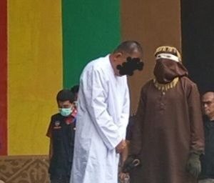 Terpidana melanggar Qanun Jinayat dicambuk di banda aceh