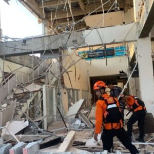 Tim SAR evakuasi korban tertimbun di Maumere