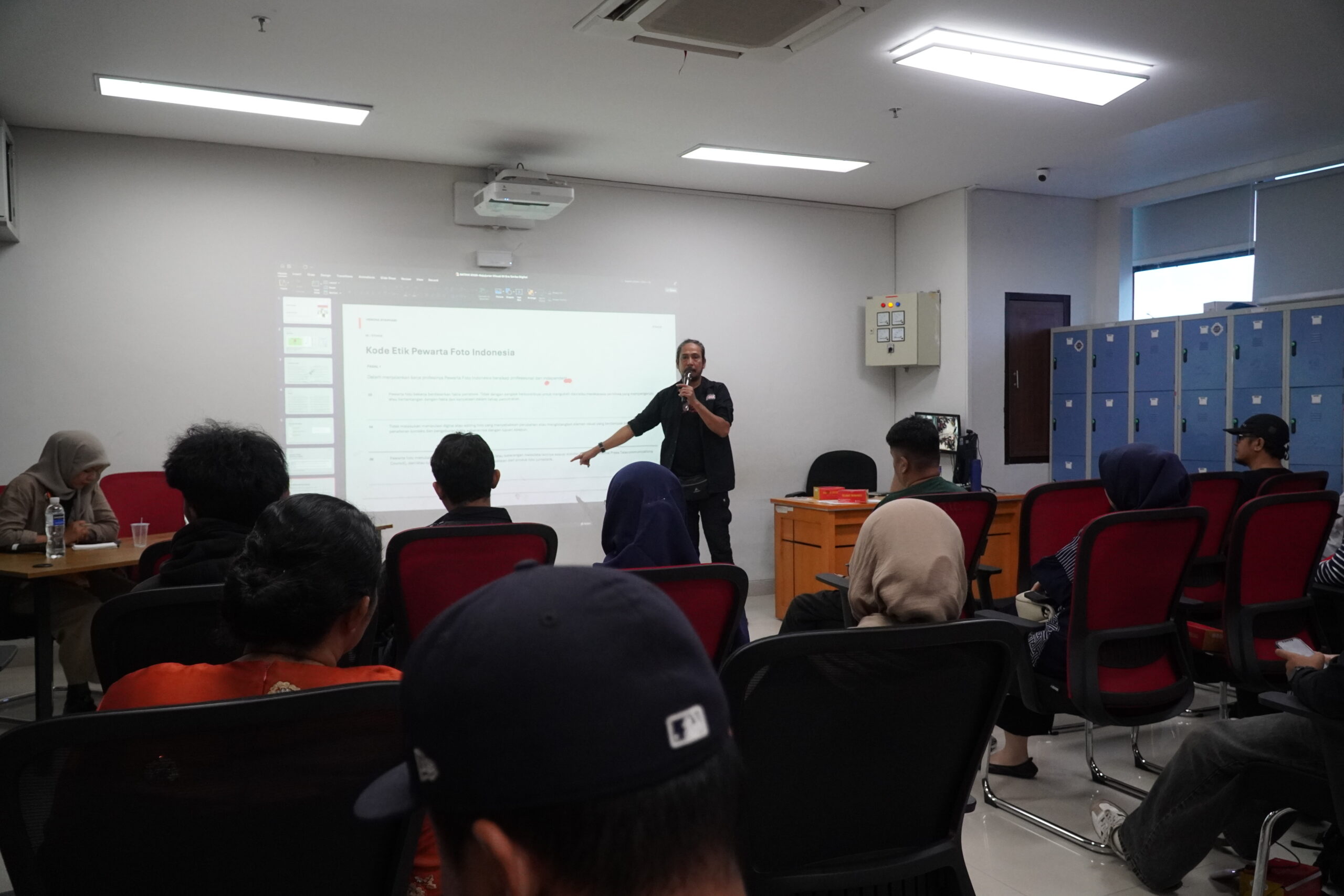Hendra Syamhari PFI pemateri etika foto jurnalistik lokakarya Fesmed Selat Malaka1