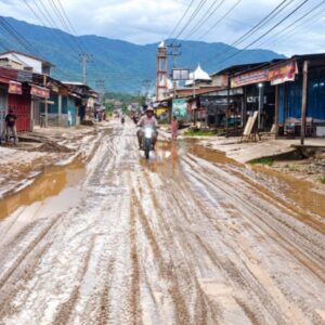 Jalan berlumpur pascabanjir Aceh Tenggara