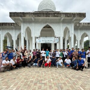Karyawan PLN NP UP Arun gotong royong di masjid