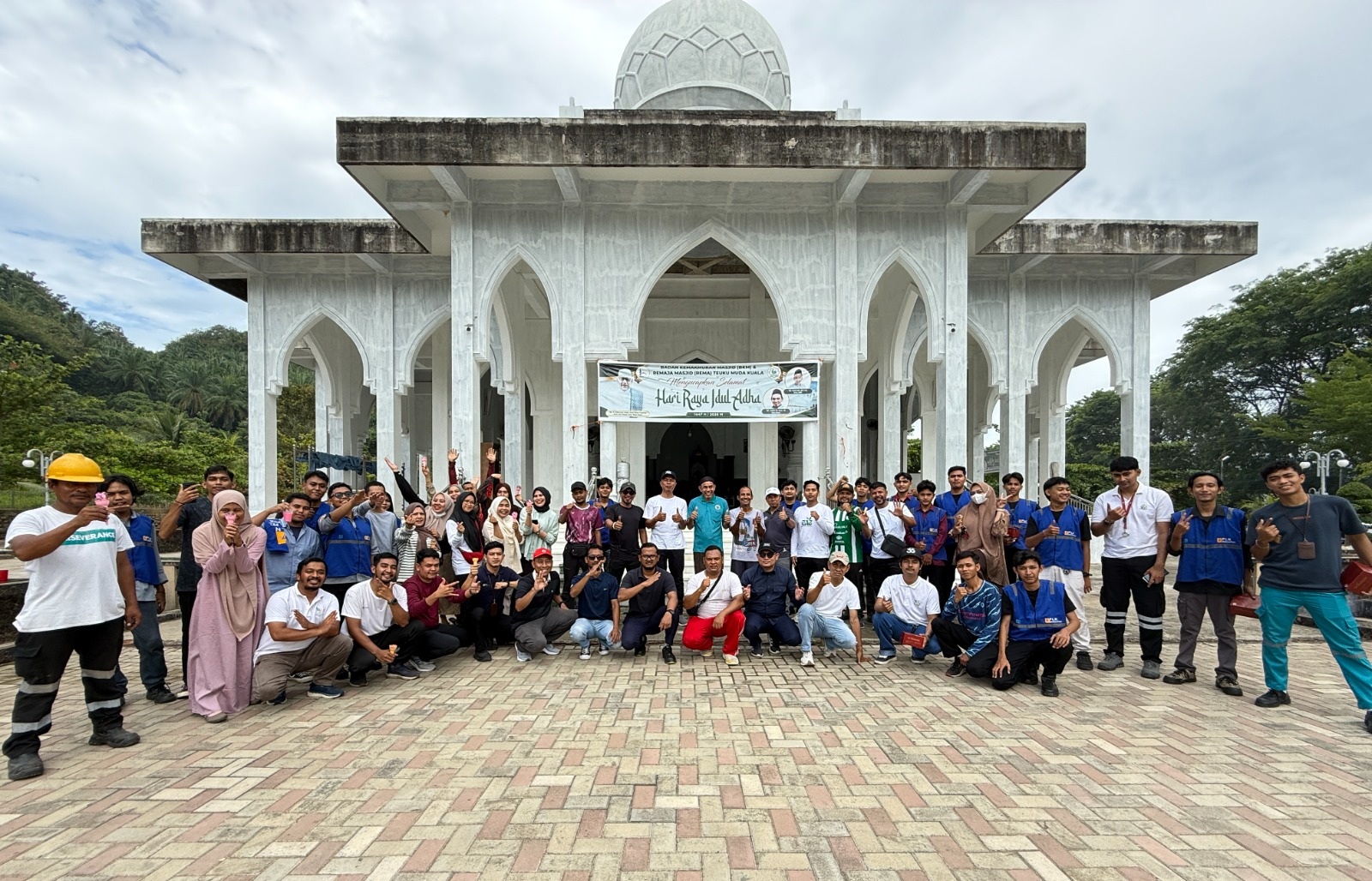 Karyawan PLN NP UP Arun gotong royong di masjid