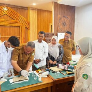 Mahasiswa Ilmu Perpustakaan UINAR praktik restorasi naskah kuno Museum Aceh