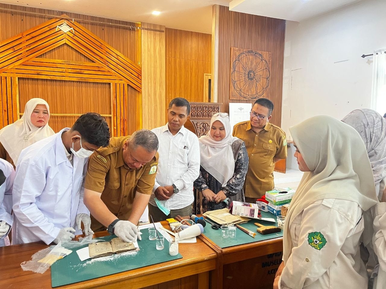Mahasiswa Ilmu Perpustakaan UINAR praktik restorasi naskah kuno Museum Aceh