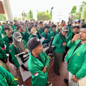 Mahasiswa Unimal demo Kantor Wali Kota