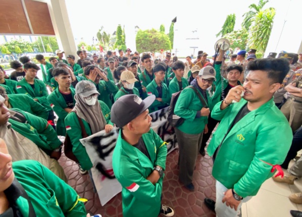 Mahasiswa Unimal demo Kantor Wali Kota