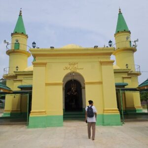 Masjid Raya Sultan Riau berwarna kuning dan dua menara hijau di Pulau Penyengat Tanjungpinang Kepulauan Riau