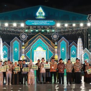 Menag foto bersama para juara MTQ Nasional 2026