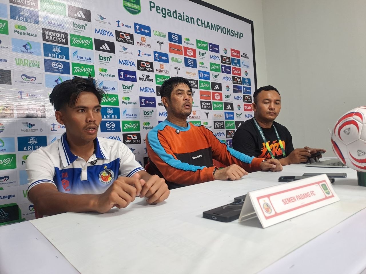 Pelatih kepala Semen Padang FC Nil Maizar