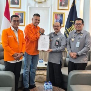 Teks Alternatif Gambar (Alt-Text): Kepala Kanwil Hukum Aceh Meurah Budiman menyerahkan Surat Keputusan (SK) perubahan nama Partai Nusantara Aceh kepada Ketua Umum periode 2026-2031 Misbahul Munir alias Rahul di Banda Aceh