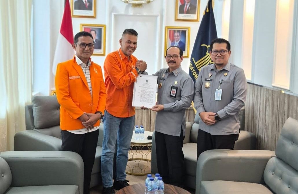 Teks Alternatif Gambar (Alt-Text): Kepala Kanwil Hukum Aceh Meurah Budiman menyerahkan Surat Keputusan (SK) perubahan nama Partai Nusantara Aceh kepada Ketua Umum periode 2026-2031 Misbahul Munir alias Rahul di Banda Aceh